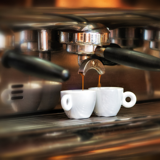 Ninguna comida en Italia está completa sin un espresso italiano. En la imagen puede ver cómo se preparan dos tazas de espresso en una típica máquina de espresso italiana.
