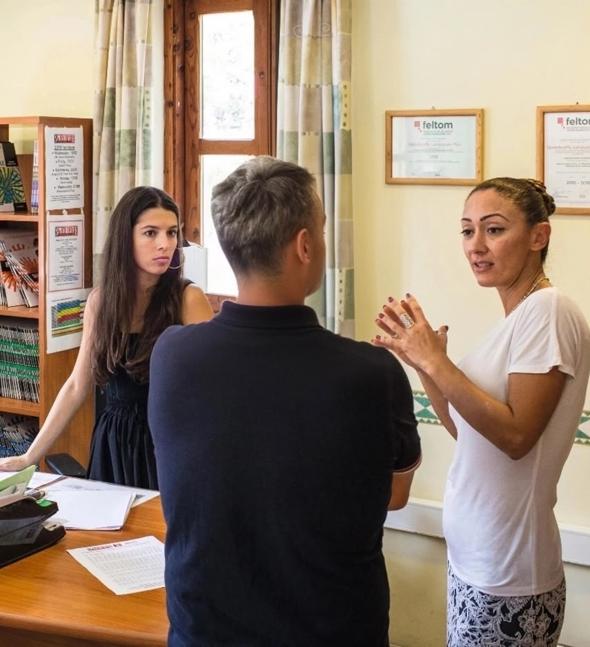 Sprachlehrer diskutieren über den Sprachkurs