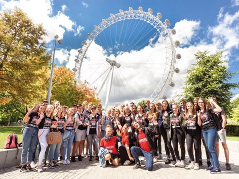 Sprachcaffe studentengroep poseert voor de London Eye op een zonnige dag.