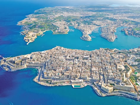 Vogelvlucht van Valletta en de Drie Steden omringd door de Middellandse Zee.