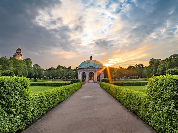 Zonsopgang boven de Diana Tempel in de Hofgarten, een historische tuin in München, Duitsland.