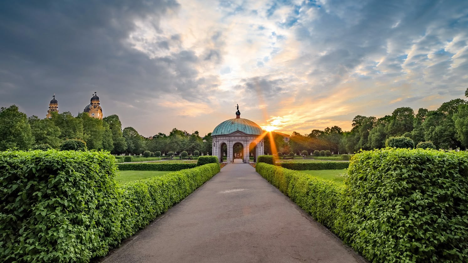 Zonsopgang boven de Diana Tempel in de Hofgarten, een historische tuin in München, Duitsland.