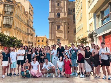 Grote studentengroep poseert voor de kathedraal van Málaga tijdens een Sprachcaffe excursie.