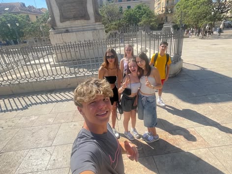 Tienerstudenten nemen een selfie op een historisch plein in Málaga tijdens een Sprachcaffe reis.
