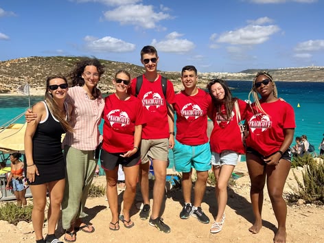 Sprachcaffe groep poseert bij Comino's Blue Lagoon.