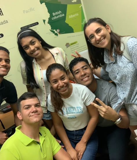 Diverse groep Sprachcaffe studenten lachen samen in een Canadees klaslokaal.