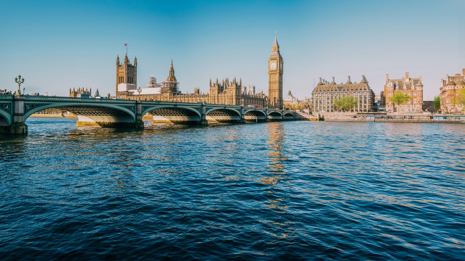 Uitzicht op de rivier de Theems met de Westminster Bridge en de Houses of Parliament in Londen, VK.
