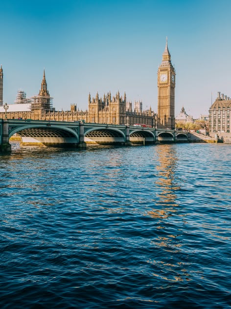 Uitzicht op de rivier de Theems met de Westminster Bridge en de Houses of Parliament in Londen, VK.