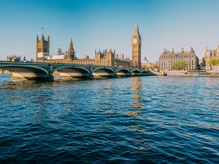 Uitzicht op de rivier de Theems met de Westminster Bridge en de Houses of Parliament in Londen, VK.