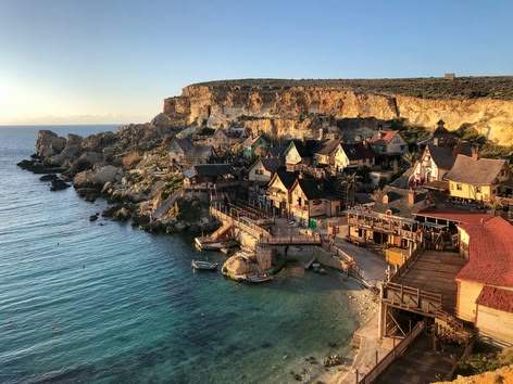Uitzicht op de kleurrijke filmset Popeye Village aan de Maltese kust.