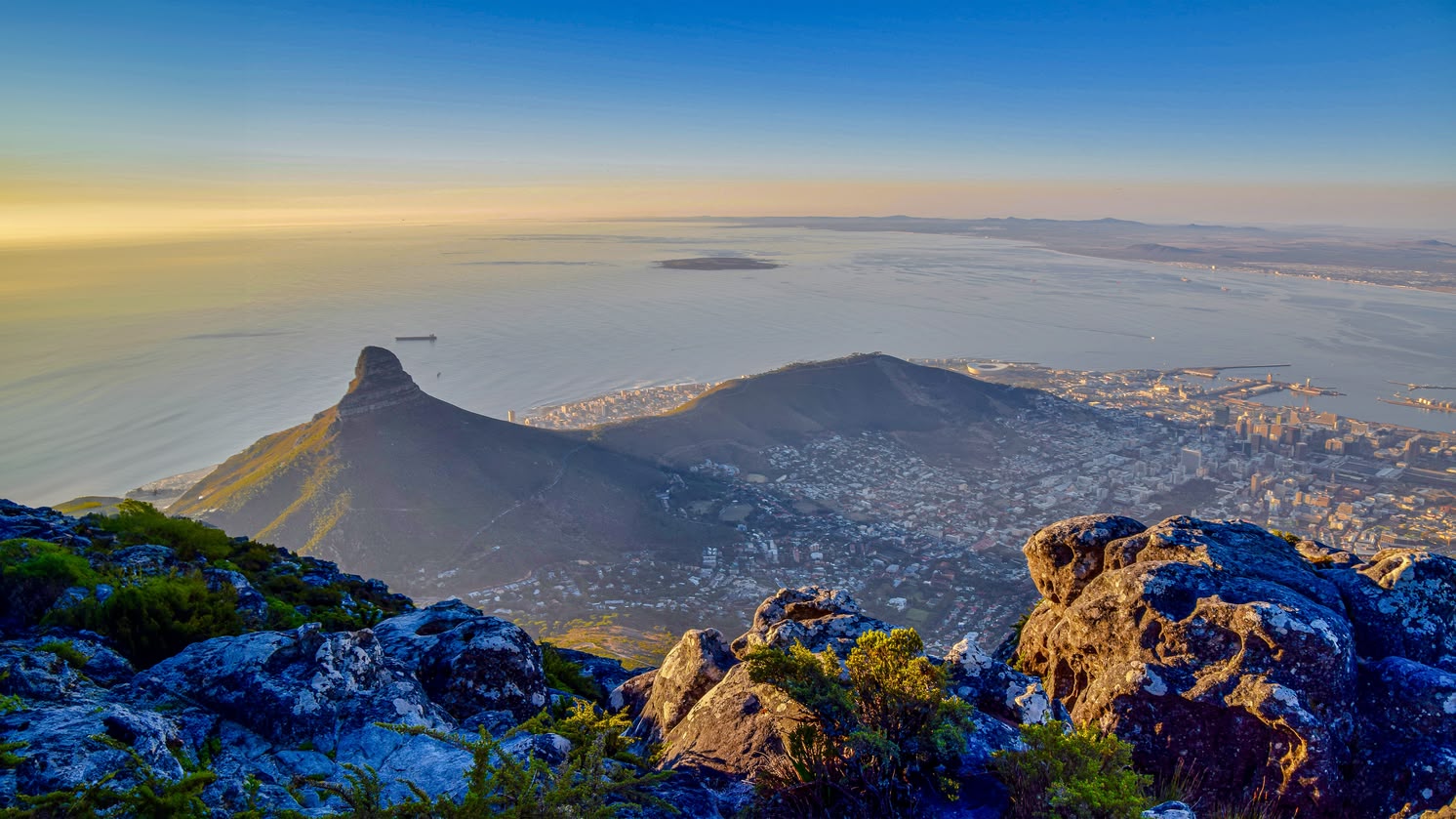 Luchtfoto van Kaapstad, Zuid-Afrika, met Lion's Head en de Tafelberg bij zonsondergang.