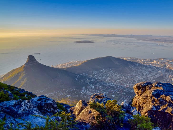 Luchtfoto van Kaapstad, Zuid-Afrika, met Lion's Head en de Tafelberg bij zonsondergang.