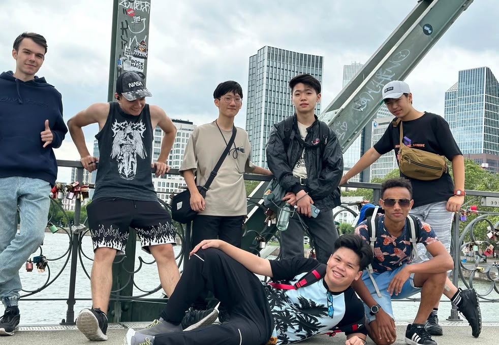 Studenci w czasie wolnym po kursie we Frankfurcie zwiedzają miasto