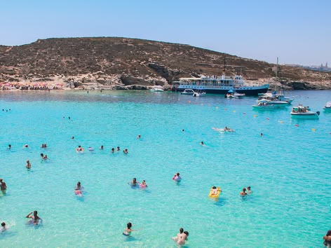 Mensen zwemmen in het heldere turquoise water van de Blue Lagoon.