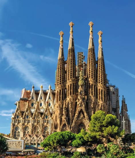 De Sagrada Família basiliek in Barcelona onder een strakblauwe hemel.