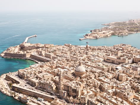 Gedetailleerde luchtfoto van Valletta met zijn koepel en smalle historische straatjes.
